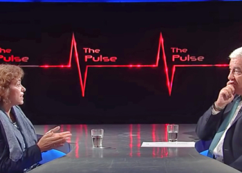 Carmen Cano, durante una entrevista en la RTHK de Hong Kong.