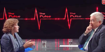 Carmen Cano, durante una entrevista en la RTHK de Hong Kong.