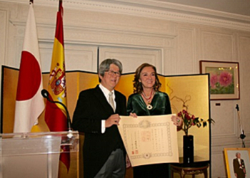 El embajador de Japón entrega a Carmen Vela la Orden del Sol Naciente
