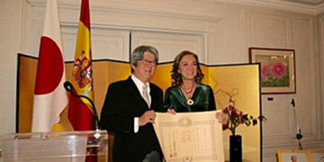 El embajador de Japón entrega a Carmen Vela la Orden del Sol Naciente
