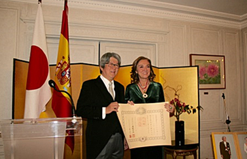 El embajador de Japón entrega a Carmen Vela la Orden del Sol Naciente
