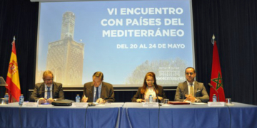 El embajador de España en Marruecos, Ricardo Díez-Hochleitner, y la embajadora de Marruecos en España, Karima Benyaich, presidieron la jornada./ Foto: Casa Mediterráneo