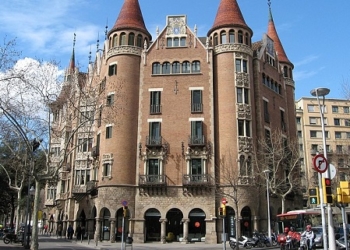 La Guardia Civil registra la sede de Diplocat en vísperas de su disolución