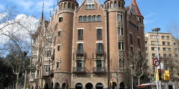 La Guardia Civil registra la sede de Diplocat en vísperas de su disolución