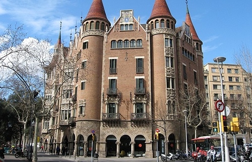 La Guardia Civil registra la sede de Diplocat en vísperas de su disolución