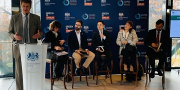 Reino Unido destaca en Madrid su experiencia con el transporte de bajas emisiones