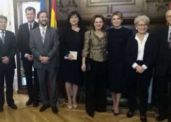 La embajadora de Moldavia, con algunos de los asistentes a la cata.