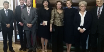 La embajadora de Moldavia, con algunos de los asistentes a la cata.