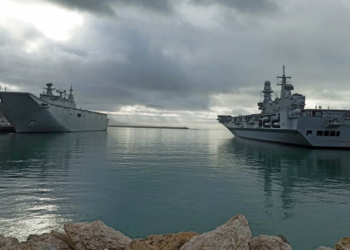 El Cavour junto al portaaviones español Juan Carlos I, ayer en Rota./ Foto: Cortesía de la Embajada de Italia