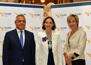 La ministra Reyes Maroto, flanqueada por Juan Miguel Sucunza y Nuria Vilanova./ Foto: CEAPI