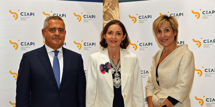 La ministra Reyes Maroto, flanqueada por Juan Miguel Sucunza y Nuria Vilanova./ Foto: CEAPI