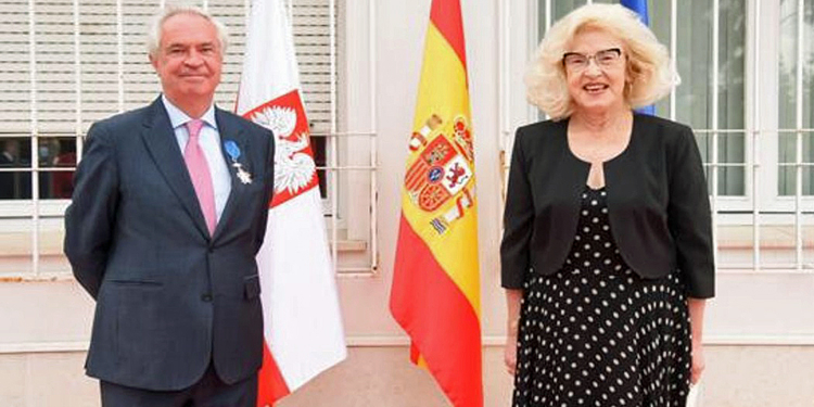 La embajadora de la República de Polonia, Marzenna Adamczyk, y el director del Real Instituto Elcano, Charles Powell, durante la entrega de la condecoración. Foto: © Real Instituto Elcano