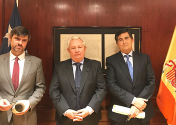 Chile nombra cónsules honorarios en Vigo y Málaga a dos abogados españoles