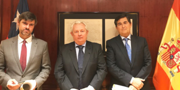 Chile nombra cónsules honorarios en Vigo y Málaga a dos abogados españoles