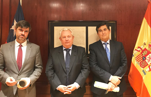 Chile nombra cónsules honorarios en Vigo y Málaga a dos abogados españoles
