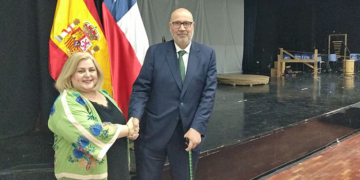 El embajador Jorge Tagle junto con la Secretaria de Estado de Servicios Sociales, Ana Isabel Lima./ Foto: AC