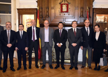 Los ponentes de la conferencia, junto al embajador de Nicaragua, los representantes de diversas embajadas y del Centro Riojano./ Fotos: Ángel Gil