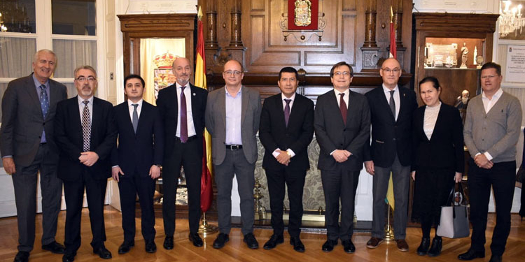 Los ponentes de la conferencia, junto al embajador de Nicaragua, los representantes de diversas embajadas y del Centro Riojano./ Fotos: Ángel Gil