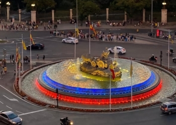 La fuente de Cibeles se ilumina por segundo año consecutivo con la bandera de Ecuador