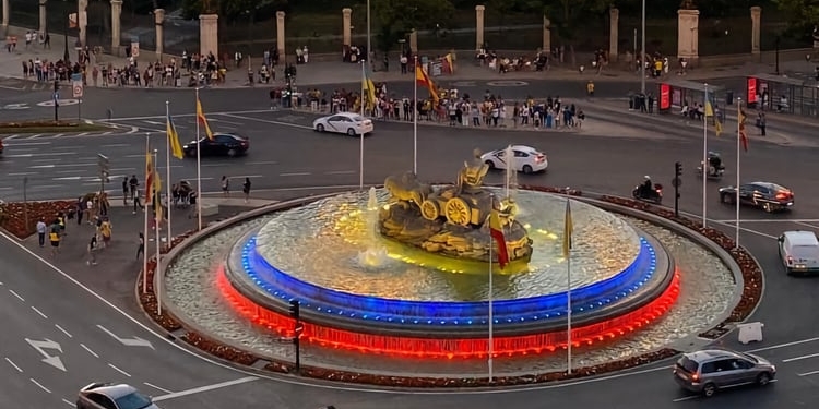 La fuente de Cibeles se ilumina por segundo año consecutivo con la bandera de Ecuador