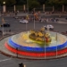 La fuente de Cibeles se ilumina por segundo año consecutivo con la bandera de Ecuador
