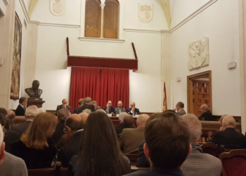 Un gran numero de asistentes se dio cita en el diálogo organizado por la Escuela Diplomática y la Real Academia de Ciencias Morales y Políticas. / Foto: Laura García