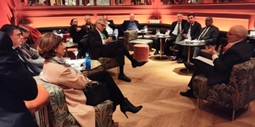Los embajadores se interesan por el sistema autonómico español en el Club Diplomático
