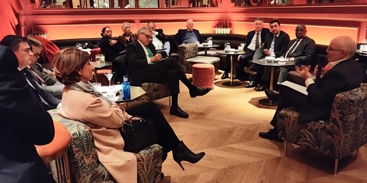 Los embajadores se interesan por el sistema autonómico español en el Club Diplomático