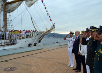 El embajador de Colombia recibe al buque insignia ‘Gloria’ en el puerto de Vigo