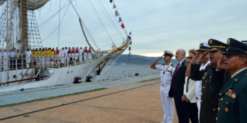 El embajador de Colombia recibe al buque insignia ‘Gloria’ en el puerto de Vigo