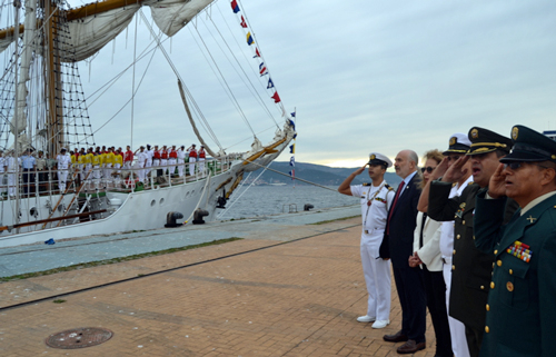 El embajador de Colombia recibe al buque insignia ‘Gloria’ en el puerto de Vigo