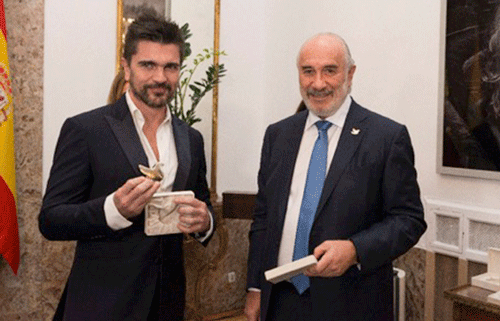 El cantante Juanes, entre los premiados por la Embajada de Colombia