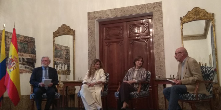 Darío Villanueva, ex director de la Real Academia Española; Ángela Becerra, novelista colombiana; Cecilia María Vélez, ex ministra de Educación de Colombia y Rafael Manzano, periodista encargado de moderar el acto. / Foto: AC