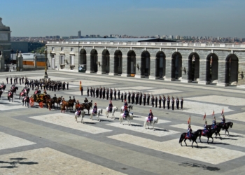 Vista de la entrada en el Patio de Armas del Palacio Real de la comitiva que escolta el carruaje de cada embajador./ Foto: AR