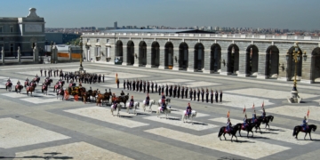 Vista de la entrada en el Patio de Armas del Palacio Real de la comitiva que escolta el carruaje de cada embajador./ Foto: AR
