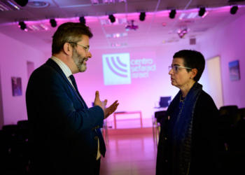 La ministra González Laya conversa con el director del Centro, Miguel de Lucas./ Foto: Centro Sefarad-Israel