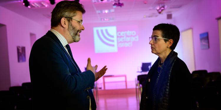 La ministra González Laya conversa con el director del Centro, Miguel de Lucas./ Foto: Centro Sefarad-Israel