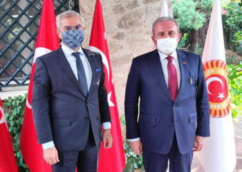 Mustafá Sentop considera «vergonzoso» el retraso de la ayuda de la UE a Turquía para los refugiados