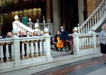 La embajadora Adamczyk se dirige a los asistentes bajo la atenta mirada de los integrantes de la orquesta Amadeus. / Foto: AC