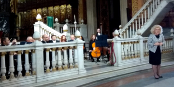 La embajadora Adamczyk se dirige a los asistentes bajo la atenta mirada de los integrantes de la orquesta Amadeus. / Foto: AC