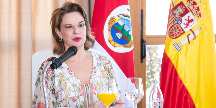 La embajadora de Costa Rica ensalza los atractivos y logros de su país