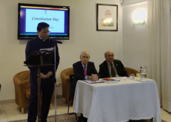 El ministro consejero de la Embajada india junto con Santiago Sánchez y Rafael Iruzubieta. / Foto: Embajada de la India.