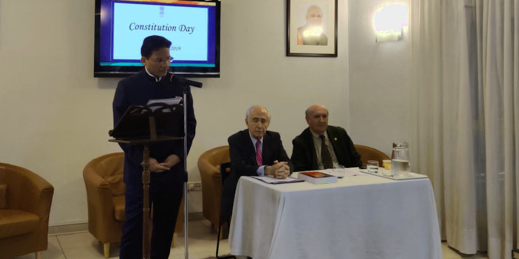 El ministro consejero de la Embajada india junto con Santiago Sánchez y Rafael Iruzubieta. / Foto: Embajada de la India.