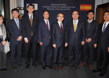 El embajador y el cónsul general de Corea en Barcelona posan con el personal del Consulado./ Fotos: Embajada de la República de Corea