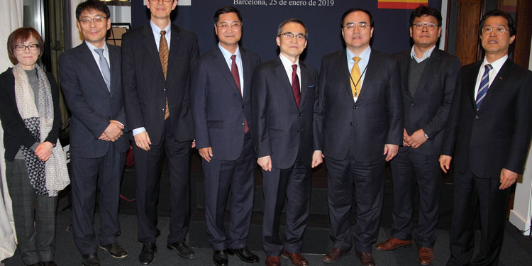 El embajador y el cónsul general de Corea en Barcelona posan con el personal del Consulado./ Fotos: Embajada de la República de Corea