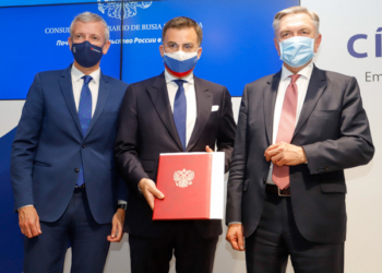 Embajador de la Federación de Rusia Yuri Korchagin, junto al Cónsul Honorario de Rusia en Galicia Pedro Mouriño, y el vicepresidente de la Xunta, Alfonso Rueda.