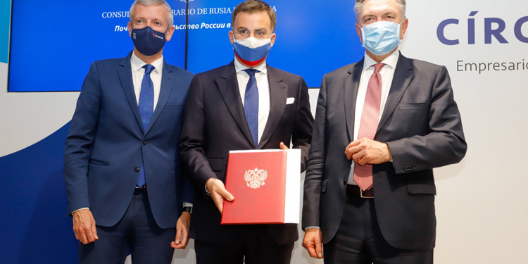 Embajador de la Federación de Rusia Yuri Korchagin, junto al Cónsul Honorario de Rusia en Galicia Pedro Mouriño, y el vicepresidente de la Xunta, Alfonso Rueda.