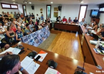 Vecinos de Corbera de Llobregat protestan por las basuras a la puerta del Ayuntamiento