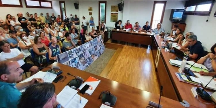 Vecinos de Corbera de Llobregat protestan por las basuras a la puerta del Ayuntamiento