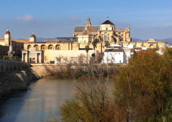 Vista exterior de la mezquita-catedral de Córdoba a los pies del río Guadalquivir